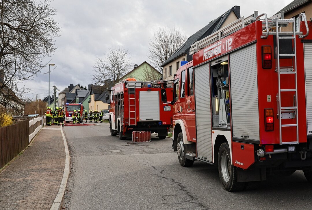 Drei Verletzte bei Kellerbrand in Schwarzenberg - Die Feuerwehr wird zu Kellerbrand in Schwarzenberg gerufen. Foto: Niko Mutschmann