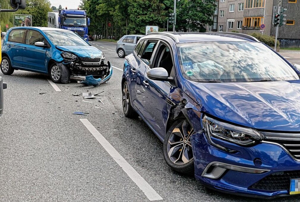 Drei Verletzte bei Unfall auf der Leipziger Straße - Kreuzungscrash in Chemnitz. Foto: Harry Härtel