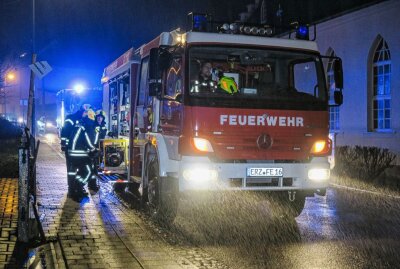 Drei Verletzte nach Alkohol-Fahrt eines 19-Jährigen in Bernsbach - Die Personen im PKW wurden zur Kontrolle vom Rettungsdienst ins Krankenhaus gebracht.  Foto: Niko Mutschmann