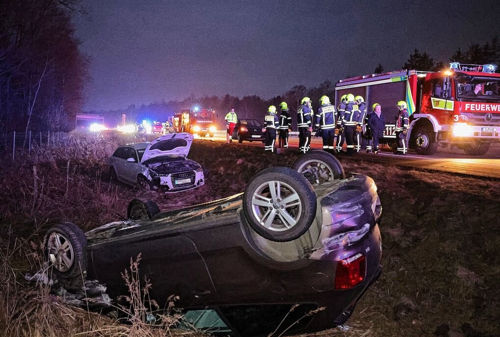 Auf der A4, kurz vor der Abfahrt Limbach-Oberfrohna, kam es zu einem Unfall mit drei Verletzten. Foto: Andreas Kretschel