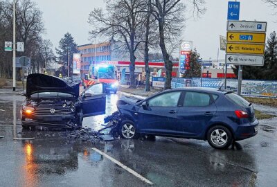 Drei Verletzte nach Crash auf der B175 in Glauchau - B175: Es ereignete sich gegen 16 Uhr ein Unfall zischen zwei PKW. Foto: Andreas Kretschel