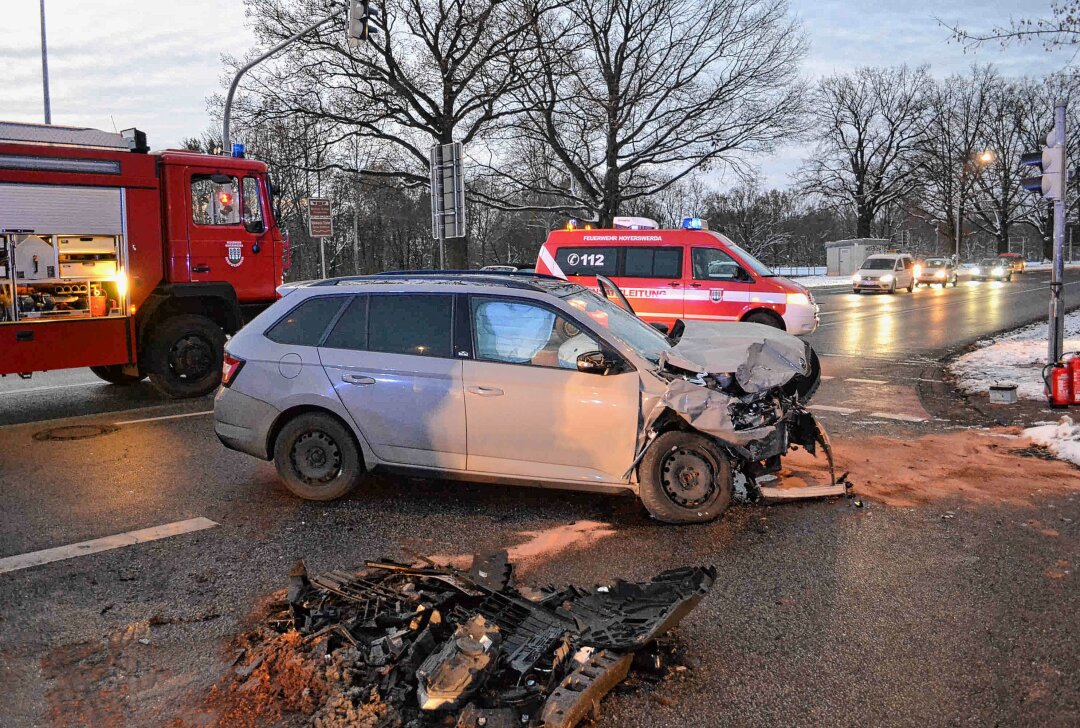 Drei Verletzte nach Frontalzusammenstoß in Sachsen - In Hoyerswerda kam es zu einem Frontalzusammenstoß. Foto: xcitepress