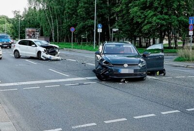 Drei Verletzte nach Kreuzungscrash in Chemnitz - Bei einem Kreuzungscrash in Chemnitz wurden drei Personen verletzt. Foto: ChemPic