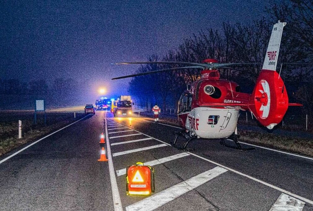 Drei Verletzte nach schwerem Frontalcrash auf der B99 - Auf der B99 bei Drausendorf kam es zu einem schweren Frontalcrash. Foto: xcitepress/Thomas Baier