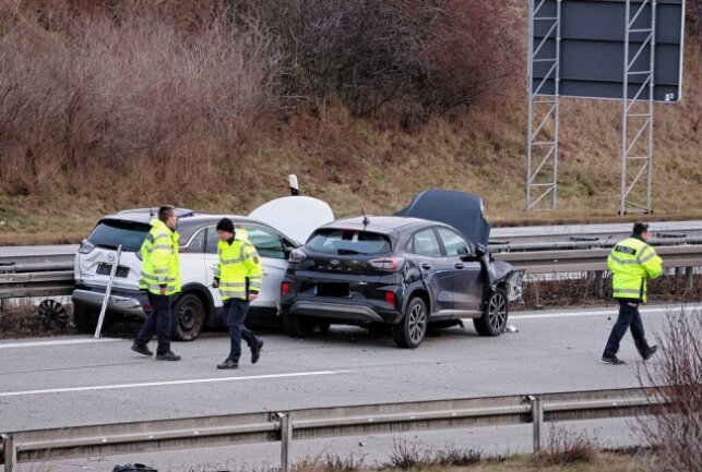 Drei Verletzte nach Unfall auf A72 bei Zwickau - Auf der A72 kam es zu einem Unfall, bei dem drei Personen verletzt wurden. Foto: Andreas Kretschel
