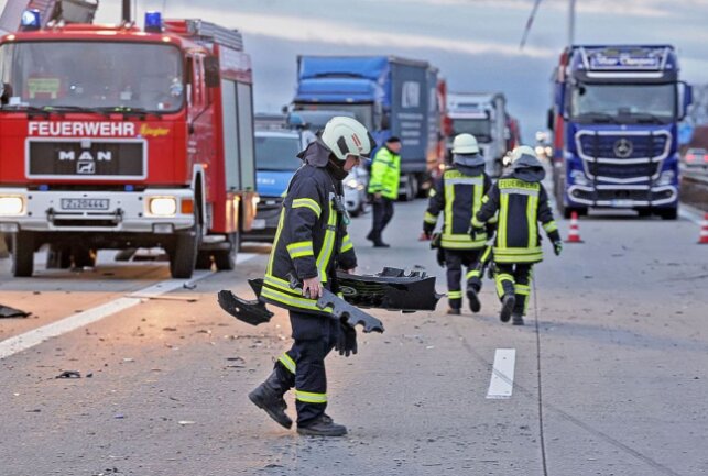 Drei Verletzte nach Unfall auf A72 bei Zwickau - Auf der A72 kam es zu einem Unfall, bei dem drei Personen verletzt wurden. Foto: Andreas Kretschel