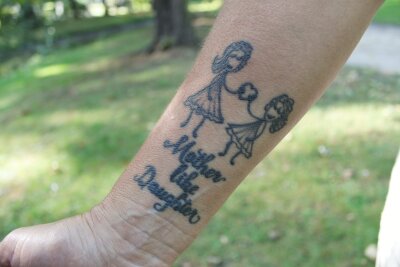 Dreifach-Mama Claudia (51) aus Frankenberg bringt Österreich unter ihre Haut - Das Tattoo verbindet Claudia mit ihrer zweiten Tochter. Sie sind sich sehr ähnlich.