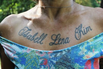 Dreifach-Mama Claudia (51) aus Frankenberg bringt Österreich unter ihre Haut - Auf der Brust stehen die Namen von Claudias Töchtern. 