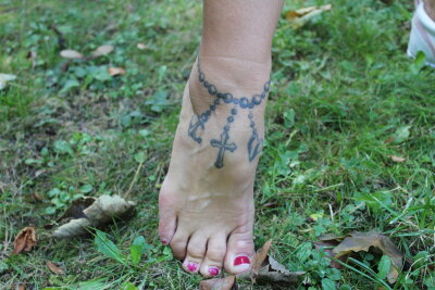 Dreifach-Mama Claudia (51) aus Frankenberg bringt Österreich unter ihre Haut - Die Kette am Fuß symbolisiert: Glaube, Liebe und Hoffnung. 