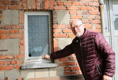 Dreist! Einbruch und Diebstahl in sächsischem DDR-Museum - Uwe Unger zeigt, durch welches Fenster die Täter ins Haus stiegen, um in den Durchgang zu kommen. Es ist das zur Toilette. Foto: Simone Zeh