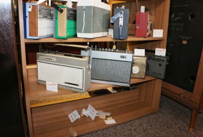 Dreist! Einbruch und Diebstahl in sächsischem DDR-Museum - Das untere Regal mit den Radios ist leer. Nur die Namensschilder weisen auf das Fehlende hin. Foto: Simone Zeh