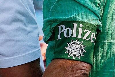 Dreister Raub durch falsche Polizeibeamte in Zwickau - Vier Personen gaben sich am Mittwochabend als Polizeibeamte aus und raubten dabei einen 20-Jährigen aus und schlugen ihn. Bitte Hinweise an folgende Telefonnummer weitergeben: 0375 428 4480. Symbolbild: Harry Haertel