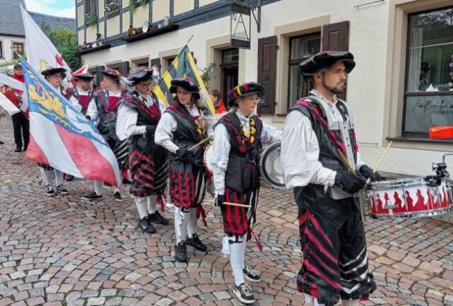 Dreitägiges Stadt- und Schlossfest lockt viele Besucher nach Augustusburg - Die Schönberger Fahnenschwinger führen die Zeremonie der Umzüge an. Foto: Christof Heyden