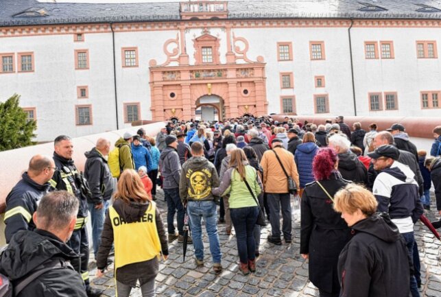 Dreitägiges Stadt- und Schlossfest lockt viele Besucher nach Augustusburg - Zum Aufzug des Fürstenzuges drängen die Gäste in die Augustusburg. Foto: Christof Heyden