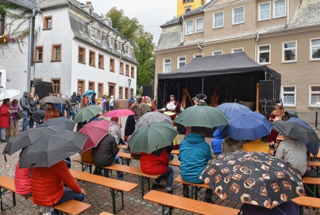 Dreitägiges Stadt- und Schlossfest lockt viele Besucher nach Augustusburg - Regenschirme auf hieß es nicht nur an der Markt Bühne als die Torgauer Renaissancetänzer auftraten. Foto: Christof Heyden