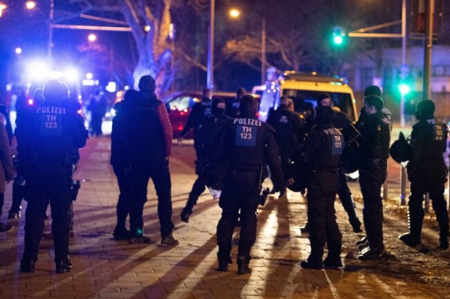 Die Polizei war am Donnerstagabend mit einem Großaufgebot rund um das Dresdener Universitätsklinikum im Einsatz.