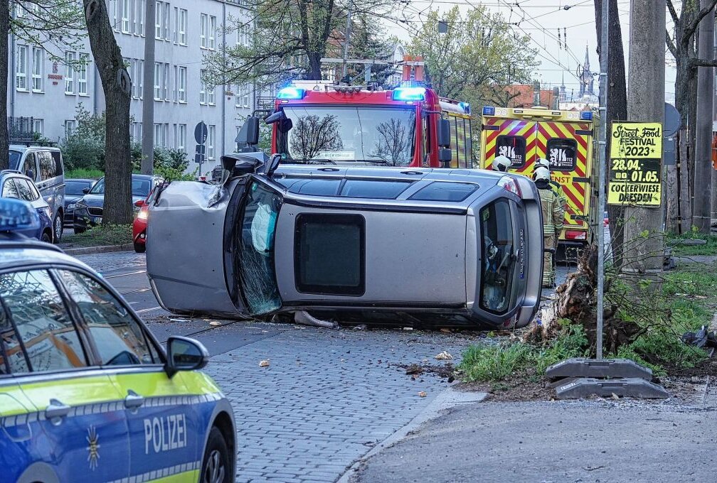 Dresden: Auto prallt gegen Baumstumpf und kippt um - In Dresden kam es zu einem Unfall. Foto: Roland Halkasch