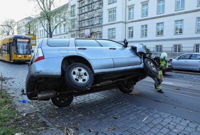 Dresden: Auto prallt gegen Baumstumpf und kippt um - Roland Halkasch