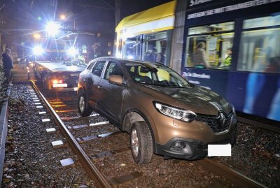 Dresden: Autofahrer fährt ins Gleisbett - Der PKW musste mit einem Kran aus dem Gleisbett gehoben werden. Foto: Roland Halkasch