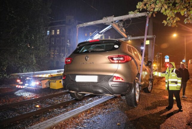 Dresden: Autofahrer fährt ins Gleisbett - Der PKW musste mit einem Kran aus dem Gleisbett gehoben werden. Foto: Roland Halkasch