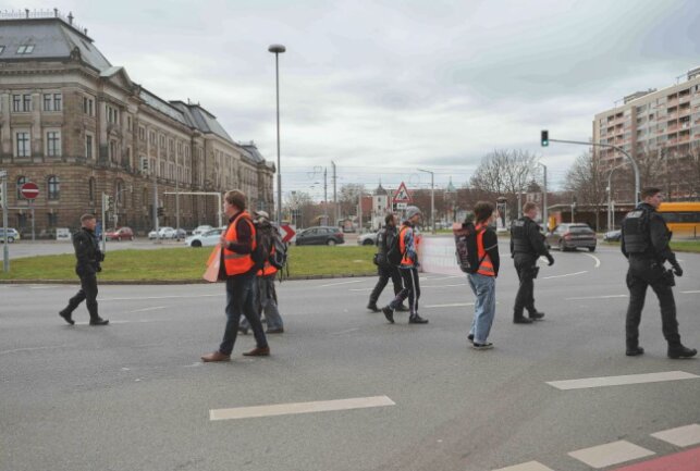 Dresden: Autofahrer versuchen Klima-Kleber einzukesseln - In Dresden kam es erneut zu Protestaktionen. Foto: xcitepress/Finn Becker