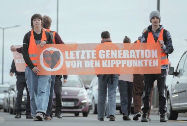 Dresden: Autofahrer versuchen Klima-Kleber einzukesseln - In Dresden kam es erneut zu Protestaktionen. Foto: xcitepress/Finn Becker