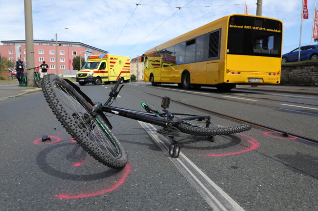 Dresden: Bus kollidiert frontal mit Fahrradfahrerin - 