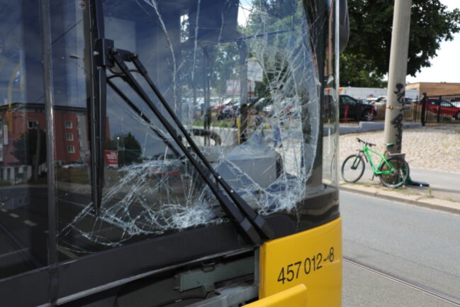 Dresden: Bus kollidiert frontal mit Fahrradfahrerin - 
