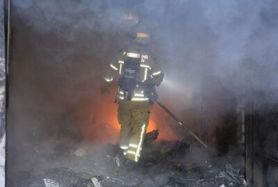 Dresden: Doppelgarage in Brand - In Dresden brannte eine Doppelgarage. Foto: Roland Halkasch