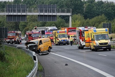 Dresden: Drei Verletzte nach Unfall auf der A13 - Am Autobahndreieck Dresden-Nord kam es am Dienstagnachmittag zu einem Unfall. Foto: Roland Halkasch