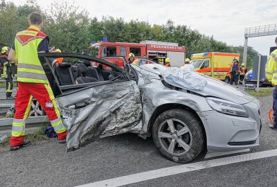 Dresden: Drei Verletzte nach Unfall auf der A13 - Am Autobahndreieck Dresden-Nord kam es am Dienstagnachmittag zu einem Unfall. Foto: Roland Halkasch