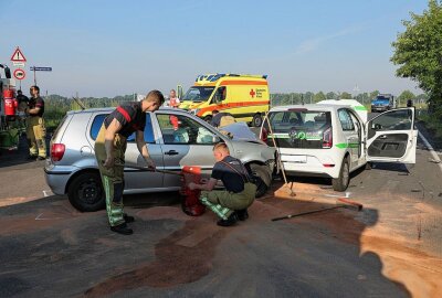 Dresden: Drei Verletzte nach Verkehrsunfall - Mehrere Verletzte nach Verkehrsunfall in Dresden. Foto: Roland Halkasch