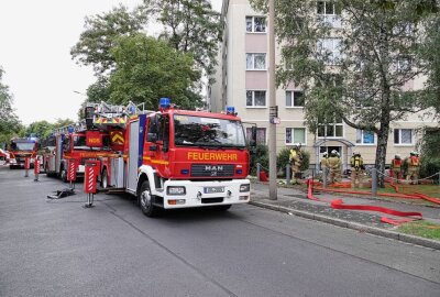 Dresden: Erneuter Brand in Mehrfamilienhaus - Heute Nachmittag kam es zu einem Brand in einem Mehrfamilienhaus in Dresden, Foto: Roland Halkasch