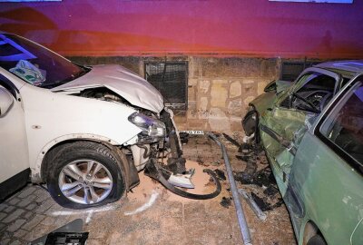 Dresden: Fahrerin verliert Kontrolle über ihr Auto - Am Donnerstag kam es gegen 16.40 Uhr auf der Steinbacher Straße/Chamissostraße zu einem Verkehrsunfall.
