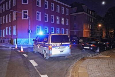 Dresden: Fahrerin verliert Kontrolle über ihr Auto - Polizei vor Ort. Foto: Roland Halkasch