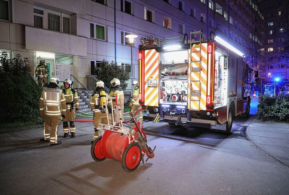 Dresden: Feuer in Treppenhaus gelegt - Laut polizeilichen Angaben haben Unbekannte am Mittwochabend ein Feuer im Treppenhaus eines Mehrfamilienhauses an der Budapester Straße gelegt. Foto: Roland Halkasch
