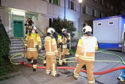 Dresden: Feuer in Treppenhaus gelegt - Eine 33-jährige Frau und die 7- sowie 14-jährigen Töchter wurden mit dem Verdacht auf eine Rauchgasvergiftung vom Rettungsdienst notärztlich versorgt und in ein Krankenhaus transportiert. Foto: Roland Halkasch