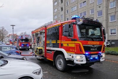 Dresden: Feuerwehreinsatz wegen Brand in einem Mehrfamilienhaus - Am Mittwoch kam es zu einem Brand in einem Mehrfamilienhaus. Foto: Roland Halkasch
