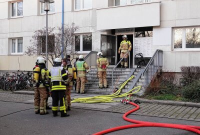 Dresden: Flammen vom Kinderwagen griffen auf andere Objekte über - Feuerwehr Löbtau am Einsatzort. Foto: Roland Halkasch