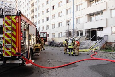 Dresden: Flammen vom Kinderwagen griffen auf andere Objekte über - Feuerwehr Löbtau am Einsatzort. Foto: Roland Halkasch