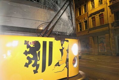 Dresden: Frau übersieht wohl Straßenbahn und wird schwer verletzt - Die Fritz-Reuter-Straße war wegen des Unfalls gesperrt. Der Verkehrsunfalldienst der Polizei ermittelt zur Unfallursache. Foto: Roland Halkasch