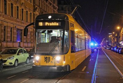 Dresden: Frau übersieht wohl Straßenbahn und wird schwer verletzt - Die Fritz-Reuter-Straße war wegen des Unfalls gesperrt. Der Verkehrsunfalldienst der Polizei ermittelt zur Unfallursache. Foto: Roland Halkasch
