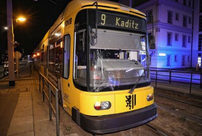 Dresden: Fußgänger von Straßenbahn erwischt - Gestern Abend wurde ein Fußgänger von der Straßenbahn erwischt. Foto: Roland Halkasch