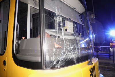 Dresden: Fußgänger von Straßenbahn erwischt - Gestern Abend wurde ein Fußgänger von einer Straßenbahn erwischt. Foto: Roland Halkasch