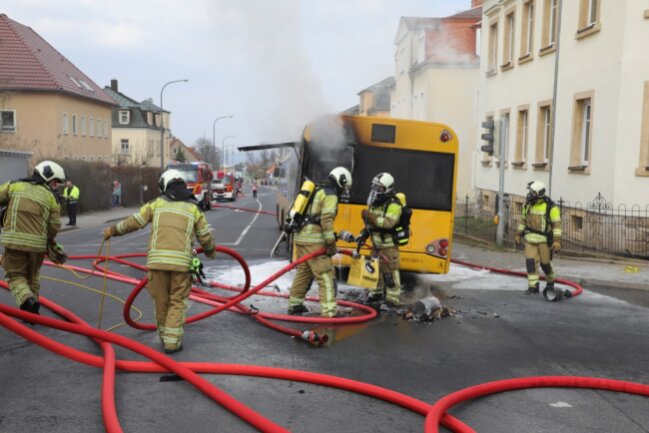 Dresden: Heck von Linienbus geht in Flammen auf - In Dresden kam es heute zu einem Brand im Heck eines Linienbusses. 
