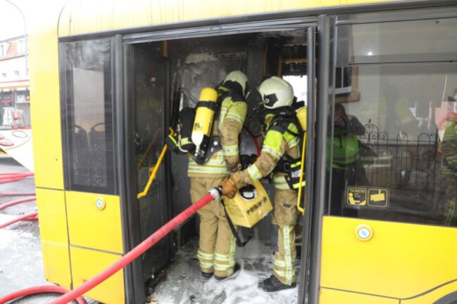 Dresden: Heck von Linienbus geht in Flammen auf - In Dresden kam es heute zu einem Brand im Heck eines Linienbusses. 