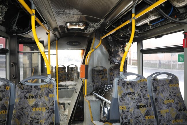 Dresden: Heck von Linienbus geht in Flammen auf - In Dresden kam es heute zu einem Brand im Heck eines Linienbusses.