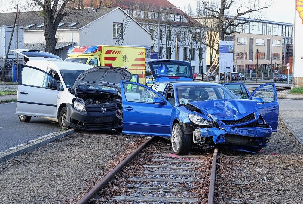 Dresden: Heftiger Crash im Industriegebiet - Am Donnerstagmorgen kam es gegen 6.15 Uhr laut ersten Informationen auf der Kreuzung Am Lagerplatz/Meschwitzstraße in Dresden zu einem Verkehrsunfall. Foto: Roland Halkasch