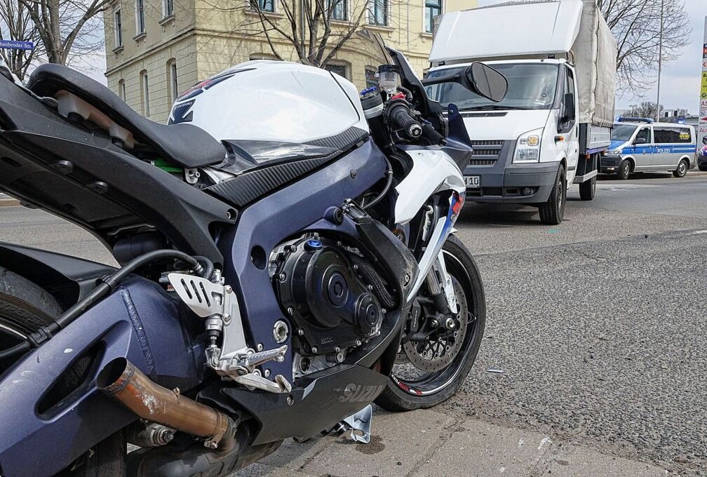 Dresden: Kleintransporter kollidiert mit Motorrad - Ein Leichtverletzter - Der Biker konnte nicht mehr bremsen und prallte in die Fahrerseite des Ford. Der Motorradfahrer wurde leicht verletzt und durch den Rettungsdienst vor Ort behandelt. Foto: Roland Halkasch