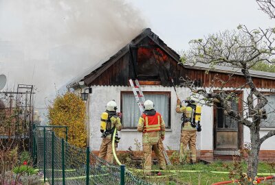 Dresden: Laubenbrand droht sich auszubreiten - Das Feuer drohte bereits auf eine dritte Laube überzugreifen. Foto: Roland Halkasch